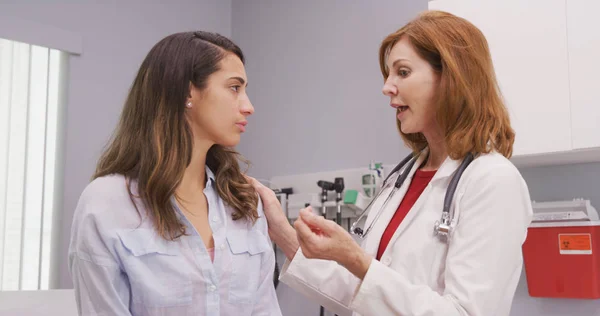 Retrato Del Encantador Médico Senior Discutiendo Salud Una Paciente Joven — Foto de Stock