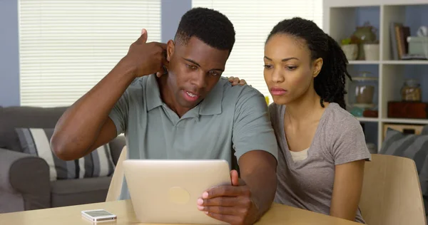 Joven Pareja Negra Hablando Con Médico Sobre Dolor Cuello Sobre — Foto de Stock