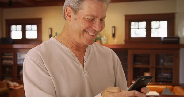 Зрелый Мужчина Средних Лет Читающий Текстовые Сообщения Мобильном Телефоне — стоковое фото