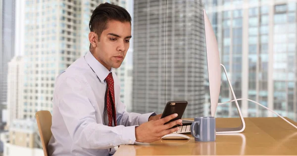 Hombre Negocios Hispano Trabajando Computadora Mientras Envía Mensajes Texto Teléfono —  Fotos de Stock