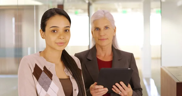 Deux Femmes Affaires Posent Pour Portrait Travail — Photo