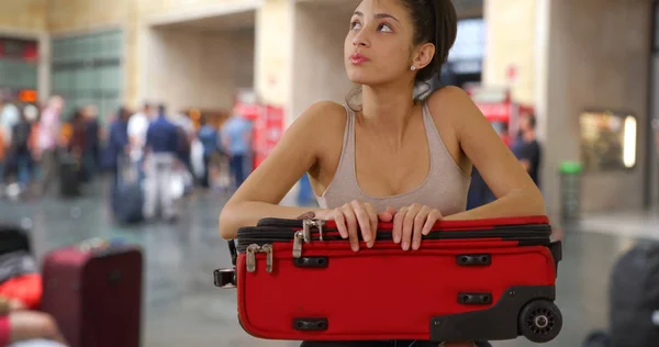 Βαρεθεί Νεαρά Λατινική Γυναίκα Περιμένει Στο Αεροδρόμιο Βαλίτσα — Φωτογραφία Αρχείου