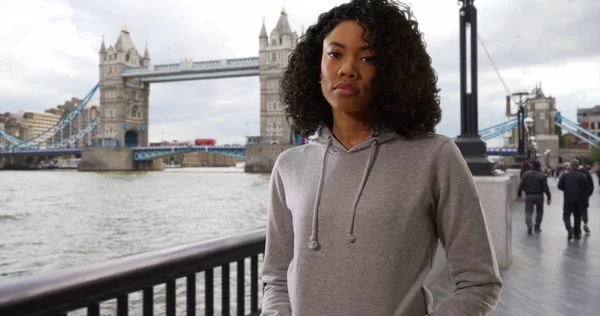 Turista Feminina Junto Rio Tâmisa Com Vista Para Ponte Torre — Fotografia de Stock