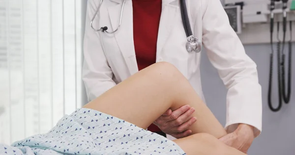 Ιατρός Τείνει Τραυματισμό Στο Γόνατο Νεαρό Γυναικείο Διάστρεμμα Στην Κλινική — Φωτογραφία Αρχείου