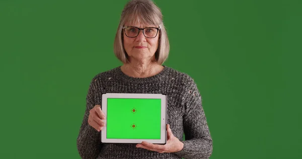 Senior Vrouw Weergegeven Tablet Met Groene Scherm Camera Groen Scherm — Stockfoto