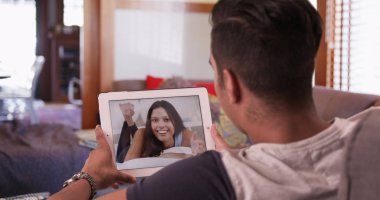 Bin yıllık adam video sohbet veya tablet bilgisayarda facetime sohbet onun kız arkadaşı ile