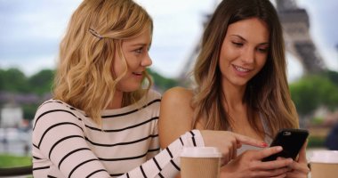 İki güzel kız akıllı tarafından Eyfel Kulesi Resimleri paylaşma