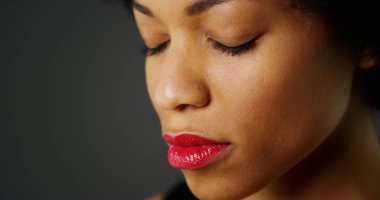 Yavaş pan Afrika kadının gözleri kapalı kapatmak