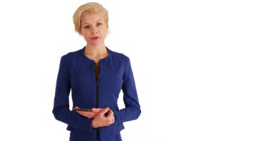 Kamera Studio kopya alanı ile gülümseyen kadın yönetici görüntülemenin orta atış