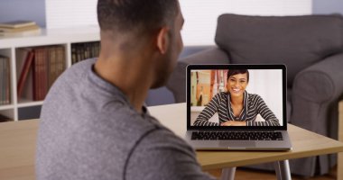 İki Afrika arkadaşlar görüntülü olarak sohbet etmek üstünde laptop