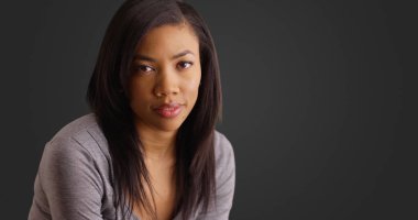 Muhteşem Afrikalı-Amerikalı kadın yetişkin gri arka plan üzerinde yakın çekim portre