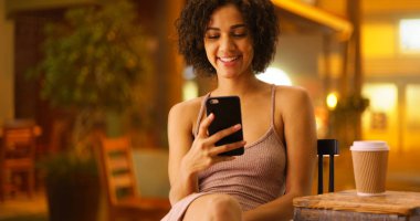 Çekici siyah kadın onun smartphone aygıt şirin kedi video izleme