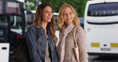 Çekici esmer sarışın kadın arkadaşıyla bazı tur otobüsleri sohbet