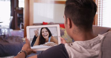 Sohbet veya tablet bilgisayarda facetime sohbet onun kız arkadaşı ile şirin bin yıllık çift video