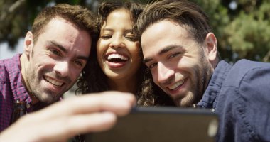 Selfie parkta alarak genç hipster arkadaşlar