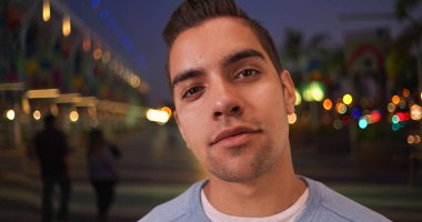 Geniş açı yakın atış bir İspanyol adam kameraya bakarak geceleri ayakta dışında çekim