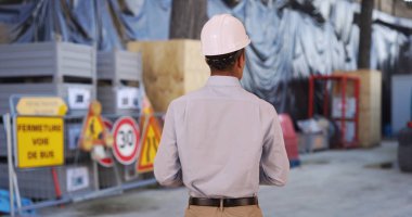 Arkadan Görünüş yüksek teknolojili tablet kullanarak çekici ve profesyonel Yüklenicinin