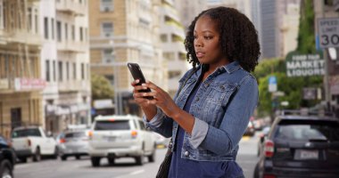 Oldukça siyah kadın kentsel Caddesi üzerinde seyir telefon