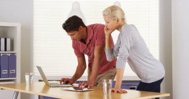 Ofiste konuşmak kurumsal çalışkan