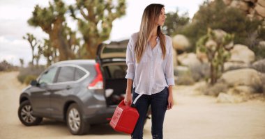 Gaz çölde dışarı çalıştırdıktan sonra bidon yakıt ihtiyacı taşıyan kadın