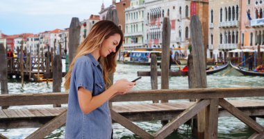 Kadın turist alarak resmi gondol Venedik'pay ile sokulgan