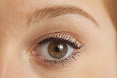 kadının gözü kapat