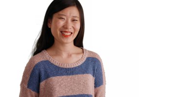 Beyaz arka plan üzerinde izole kamera kadın bin yıllık bakarak gülen