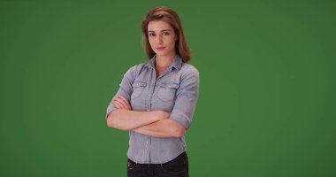 Kot gömlek yeşil ekranda beyaz kadın