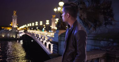 Geceleri şirin İspanyol biri tarafından ünlü Pont Alexandre III Köprüsü