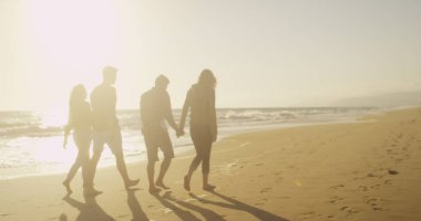 Şirin çiftler sahilde elele yürürken