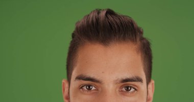 Bir İspanyol adam yeşil ekran üzerinde serin hızar ile yakın çekim