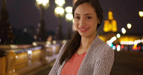 Felice Sorridente Donna Latina Piedi Sul Ponte Pont Alexandre Iii — Foto Stock