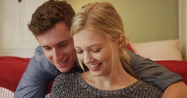 Hoş Bir Çift Kullanarak Gülümseyen Kendi Yatak Odasında Tablet — Stok fotoğraf
