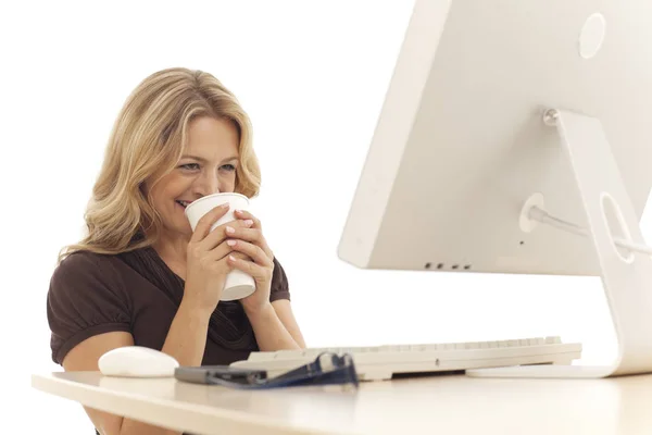 Joven Mujer Negocios Mirando Computadora —  Fotos de Stock