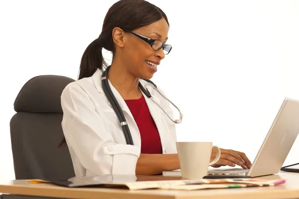 Feliz Milenial Médico Femenino Trabajando Utilizando Ordenador Portátil — Foto de Stock