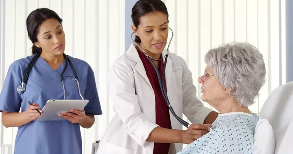 Arzt Und Krankenschwester Hören Auf Das Herz Einer Älteren Patientin — Stockfoto