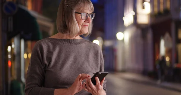Preciosa Mujer Madura Usando Teléfono Para Enviar Mensaje Calle Ciudad — Foto de Stock