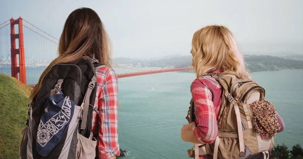 Mochilas Brancas São Francisco Desfrutando Vista Golden Gate Bridge — Fotografia de Stock