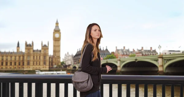 Mujer Caucásica Perdida Londres Utiliza Smartphone Para Direcciones — Foto de Stock