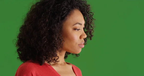 Mutsuz Genç Siyah Kadın Derin Düşünce Seyir Üzerinde Yeşil Perde — Stok fotoğraf