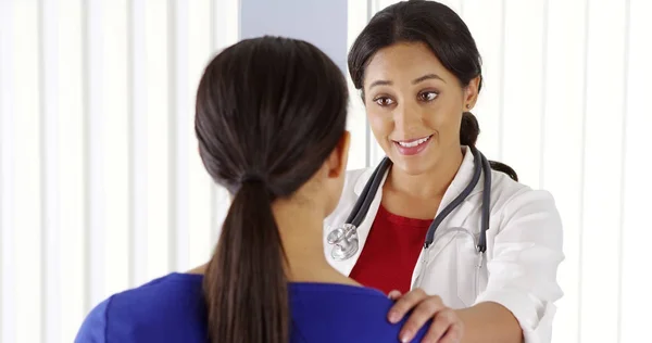 Hispanic Doctor Listening Female Patient Heart — Stock Photo, Image