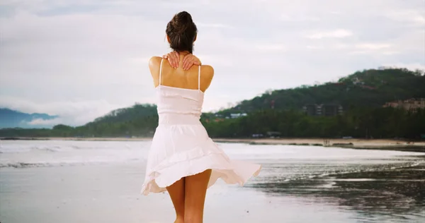 Una Mujer Latina Para Las Olas Mientras Sopla Viento — Foto de Stock