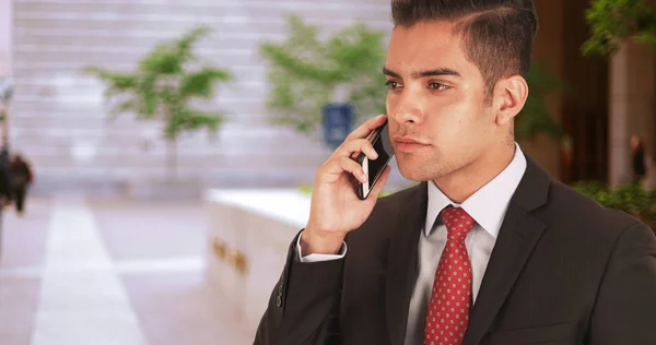 Joven Profesional Negocios Hispano Hablando Smartphone Fuera Del Edificio Oficinas —  Fotos de Stock