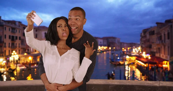 Ευτυχισμένος Αφρικανικός Αμερικανική Άνδρας Και Γυναίκα Τράβηξε Χαριτωμένο Selfies Βενετία — Φωτογραφία Αρχείου