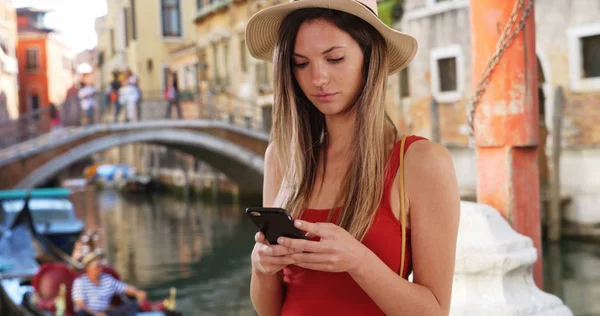 Mulher Elegante Topo Vermelho Usando Telefone Celular Enquanto Veneza Itália — Fotografia de Stock