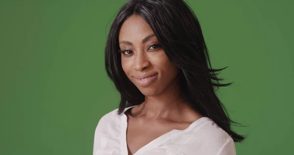 Mulher Negra Feliz Sorrindo Enquanto Olha Para Câmera Tela Verde — Fotografia de Stock