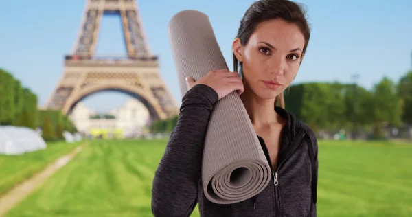 Portrait Active Woman Holding Yoga Mat Shoulder Eiffel Tower Paris — Stock Photo, Image