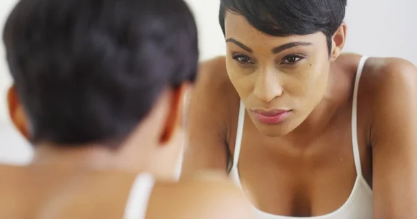 黒人女性の顔に水をはねかけると鏡で見ています — ストック写真