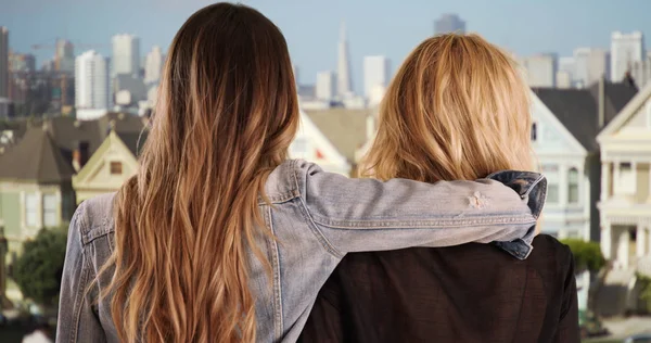 Paar Vriendelijke Vrouwen Houden Elkaar Woonwijk Van San Francisco — Stockfoto