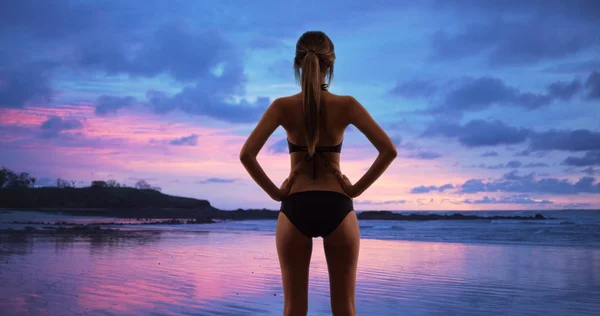 Visão Traseira Mulher Forma Maiô Preto Com Mãos Nos Quadris — Fotografia de Stock